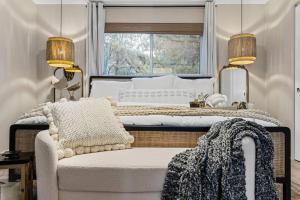 um quarto com uma cama, uma cadeira e uma janela em *NEW* The Sedona Villa: Resort Backyard/Hot Tub/Golf em Sedona