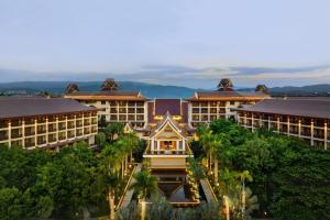 允景洪的住宿－西双版纳喜来登大酒店，享有树木和建筑的度假村的空中景致