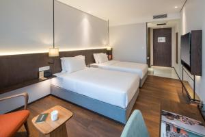 Wuyu Hotel - Chongqing Jiangbei Airport & Light Rail的电视和/或娱乐中心