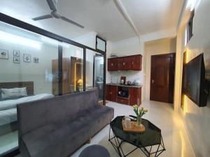 Natudo 59 Phạm Văn Đồng في هانوي: غرفة معيشة مع أريكة وتلفزيون وطاولة