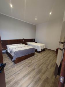 Cette chambre spacieuse dispose de 2 lits et de parquet. dans l'établissement Casa Mictlan. Habitaciones en el Centro de Mitla., à San Pablo Villa de Mitla