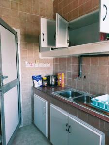 Кухня или мини-кухня в Ahjar hostel only ladies
