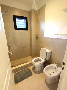 La salle de bains est pourvue de toilettes, d'un lavabo et d'une fenêtre. dans l'établissement Depto SomoS, à Colón