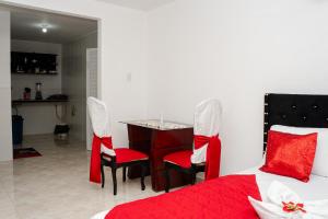 - une chambre avec un lit, une table et des chaises dans l'établissement La Niña Mire, à Puerto Colombia