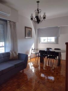 uma sala de estar com um sofá e uma mesa de jantar em Nico Home Baires - Departamento grande a estrenar em Buenos Aires