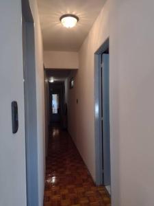 um corredor vazio com um corredor que conduz a um quarto com um corredor em Nico Home Baires - Departamento grande a estrenar em Buenos Aires