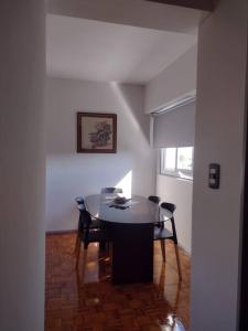 uma sala de jantar com uma mesa e cadeiras e uma janela em Nico Home Baires - Departamento grande a estrenar em Buenos Aires