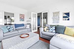 Absolute Beachfront Views Apollo Bay的休息区