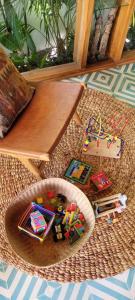 un groupe de jouets dans un panier à côté d'une table dans l'établissement Nest Uluwatu 1 - Eco Boutique Villa, à Uluwatu