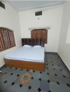 een slaapkamer met een bed in een kamer bij SHIV SNEH HOME STAYS in Ujjain