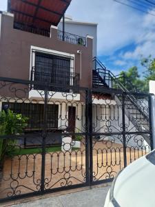 un edificio con una puerta y escaleras delante en La Luna, en Cancún