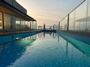 Swimmingpoolen hos eller tæt på Apartamento vista al mar, Barranco, The Modern