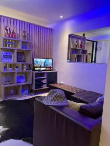 uma sala de estar com um sofá e uma televisão de ecrã plano em Quiet and spacious condo wid fast internet connection with Netflix em Davao