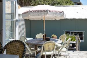 Galeriebild der Unterkunft Beachfront Bliss - Stay Waiheke in Onetangi + 14 Fotos
