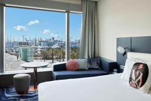 Ein Bett oder Betten in einem Zimmer der Unterkunft W Barcelona