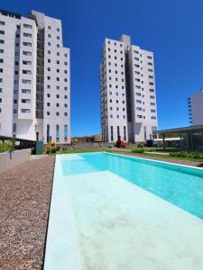 una piscina frente a dos edificios altos en Torres Al Mar - Dto 4to C en Monte Hermoso