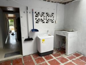 Habitación con calentador de agua y pared en Casa Tamarielys, en Cartagena de Indias