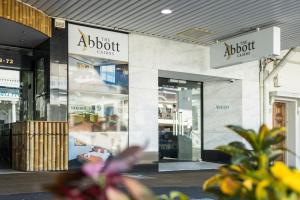 una tienda frente a una tienda con una tienda en The Abbott Boutique Hotel en Cairns