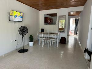 sala de estar con mesa, sillas y ventilador en Casa Tamarielys, en Cartagena de Indias