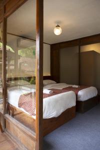 1 Schlafzimmer mit 2 Etagenbetten in einem Zimmer in der Unterkunft puunee guest house & restaurant in Mendut