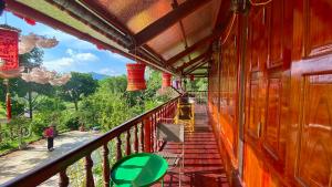 - Balcón de tren con vistas a las montañas en Na Tranh Ecolodge, en Thái Nguyên