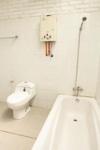 ein Badezimmer mit einem WC und einer Badewanne in der Unterkunft puunee guest house & restaurant in Mendut