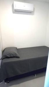 Een bed of bedden in een kamer bij Apto novo, confortável, completo