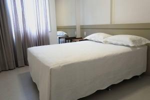 Een bed of bedden in een kamer bij Apto novo, confortável, completo