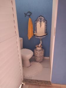 聖塞巴斯蒂安的住宿－Casa da Ruthemar-Suite para 2 pessoas，一间带卫生间和镜子的浴室