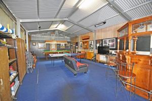 un soggiorno con un divano e un tavolo di Lake Bywater Cottage a Walker Flat