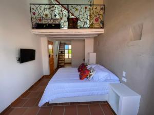 - une chambre avec un lit et un balcon dans l'établissement La Puerta, à Duitama