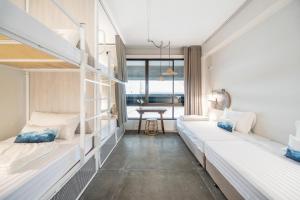 Ce dortoir comprend 2 lits superposés et une table. dans l'établissement Unplugged @ Bangrak, à Bangkok