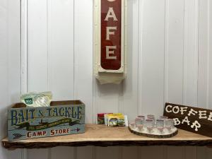einen Tisch mit etwas Essen und ein Schild an der Wand in der Unterkunft Cozy Indian Lake Chalet on Golf Course with Arcade/Gameroom in Stoystown
