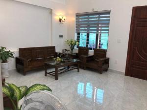sala de estar con muebles de madera y mesa en Thảo Nguyên Homestay, en Lạng Sơn