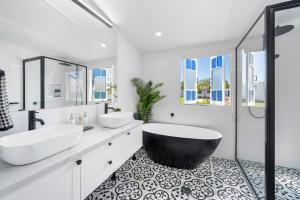 Vonios kambarys apgyvendinimo įstaigoje Elegant 3-Bed 2-Bath Cottage: Classic Charm with a Modern Twist