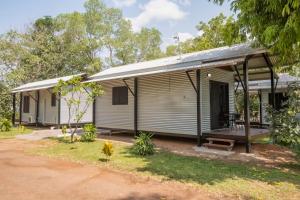 una piccola casa bianca con portico di Aurora Kakadu Lodge a Jabiru