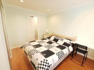 - une chambre avec un lit noir et blanc et une chaise dans l'établissement Lucky-luck46, à Markham
