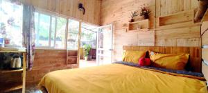 Giường trong phòng chung tại Homestay Gấu Smile - Mộc Châu
