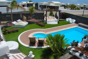 una vista aérea de una piscina en un complejo en Eslanzarote Villa Victoria, Heated Pool, Super wifi, Sat tv en Playa Blanca
