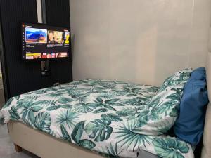 uma cama num quarto com em XYC Hostel em Tinajero