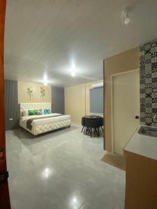 um quarto com uma cama e uma mesa num quarto em XYC Hostel em Tinajero