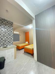 um quarto de hotel com duas camas e um quadro negro em XYC Hostel em Tinajero