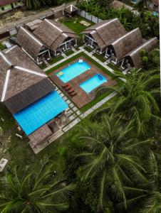 una vista aérea de un complejo con 2 piscinas en Dylan’s Retreat, en Lasikin