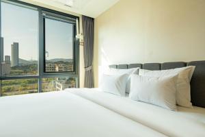 Postel nebo postele na pokoji v ubytování Hound Hotel Ulsan