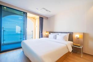 Postel nebo postele na pokoji v ubytování Hound Hotel Ulsan