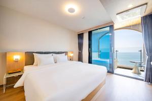 Postel nebo postele na pokoji v ubytování Hound Hotel Ulsan