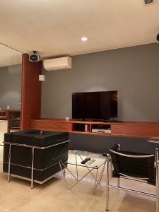 TV i/ili multimedijalni sistem u objektu Hotel JOYCE