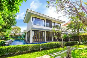 una casa con piscina y patio en Blue Ocean Villas Danang en Da Nang