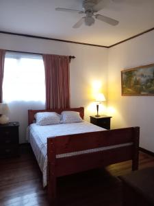 Schlafzimmer mit einem Bett und einem Fenster in der Unterkunft Chavenogue Hotel in San Juan