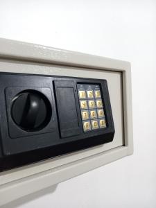 eine Mikrowelle mit einer Computermaus drauf in der Unterkunft Chavenogue Hotel in San Juan